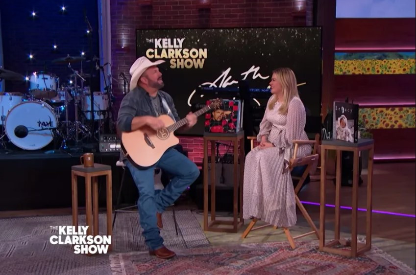 Kelly Clarkson Gets Emotional Over Garth Brooks To Make You Feel My Love Cover