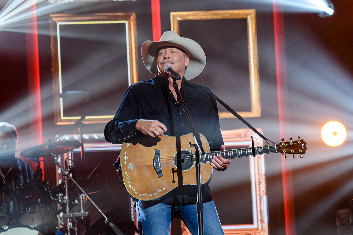 Alan Jackson To Get CMA Lifetime Achievement Award