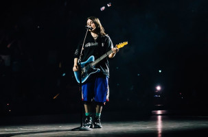 Billie Eilish Has a Laughing Fit During Her Stunning Cover of Radioheads Creep at Amsterdam Show