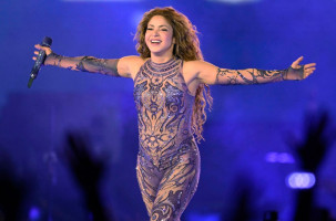 Shakira and Wyclef Jean Celebrate 20 Years of Hips Dont Lie on The Tonight Show