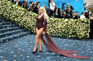 Sabrina Carpenter Hilariously Reacts to Online Criticism of Her 2025 Met Gala Look