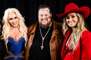 Watch Jelly Roll Pull Bunnie Xo Onstage for Romantic Dance to Lainey Wilsons 4x4xU