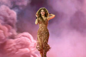 Shakira Falls Onstage During Whenever, Wherever Performance at Montreal Concert