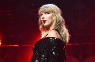 Taylor Swift Surprises Tight End University Crowd With Shake It Off Performance