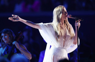 LeAnn Rimes Teeth Fall Out Mid-Performance During Washington Concert