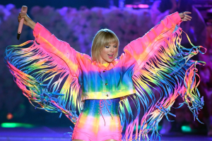 Taylor Swift Delivers Tearful 21-Minute Songwriters Hall of Fame Speech, Thanking Family and Referencing �Yellowstone�